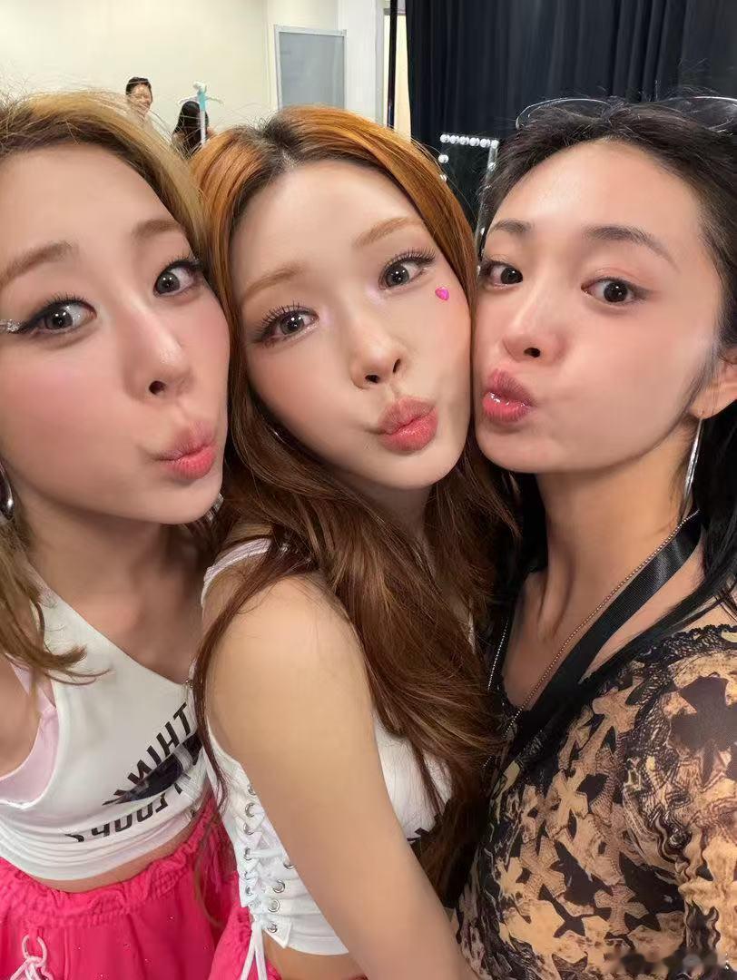 周洁琼IOI后台合影周洁琼IOI后台合照 周洁琼晒和IOI自拍合照 