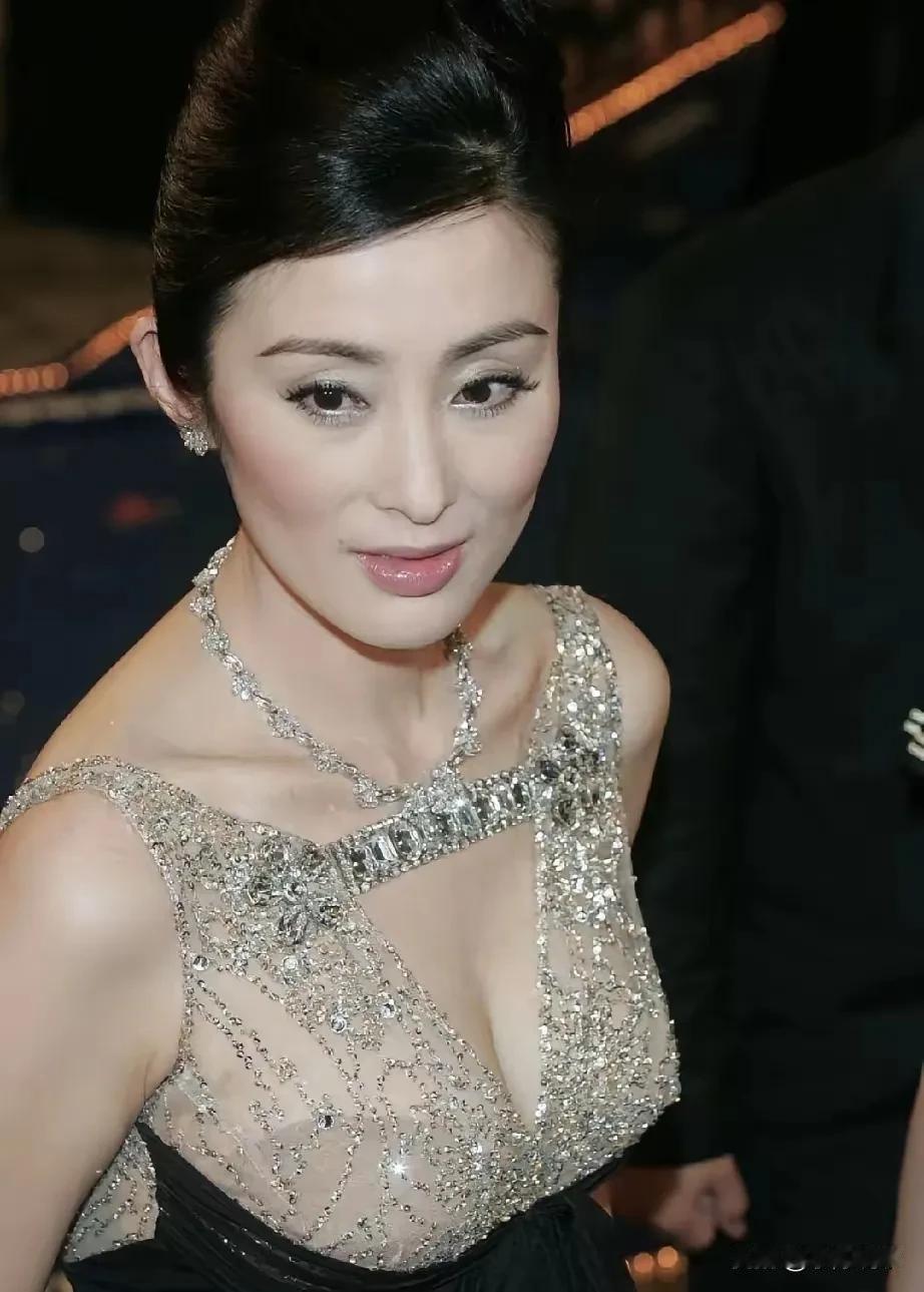 亏了一千多万消失这么久，再看见张敏，属实没想到会是这个样子。

刷到路人拍的照片