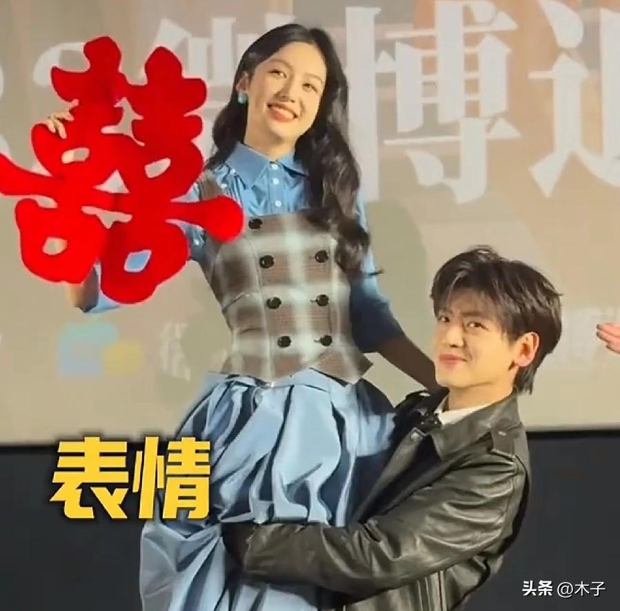 真的看傻了！翟潇闻当众抱起周也，动作干脆利落，我算是彻底懂了：娱乐圈就是娱乐圈，