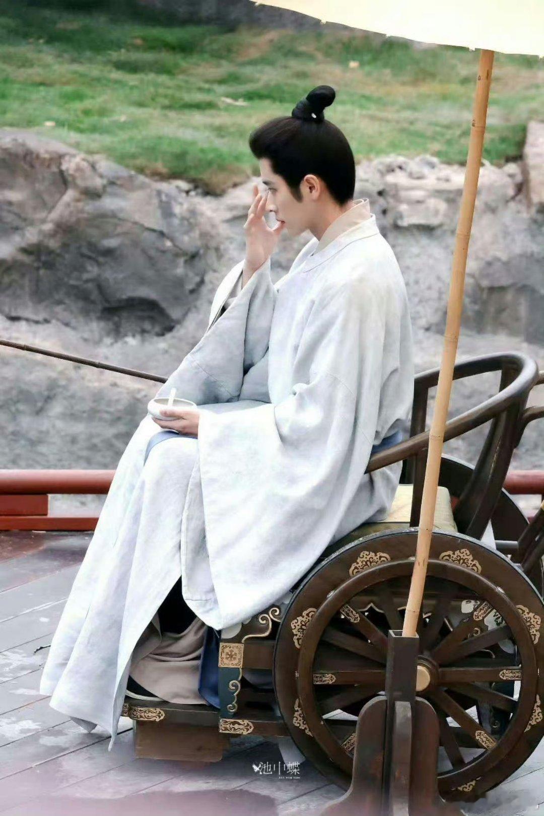 丞磊新剧枯木逢春型男主轮椅之上暗藏谋略，漫漫寒冬终迎春光，枯木逢春的宿命感，在墨