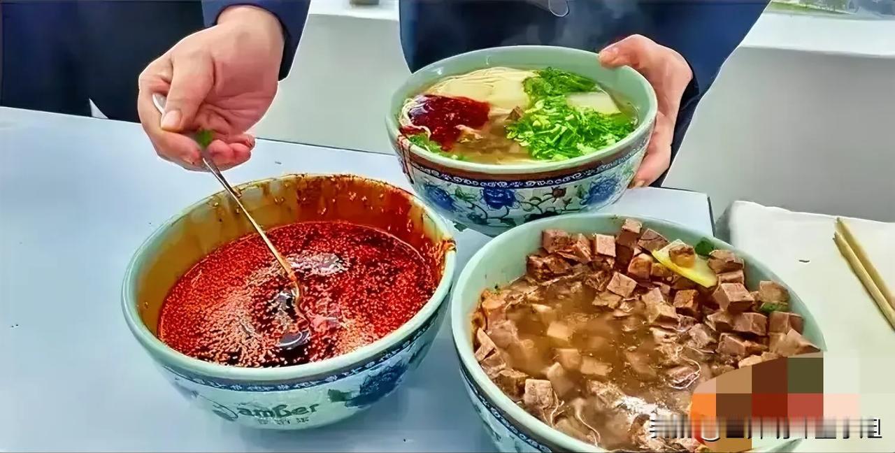 听说咱甘肃有一家牛肉面10块钱，重要的是辣椒自取、牛肉粒自取，我觉得吧，都说甘肃