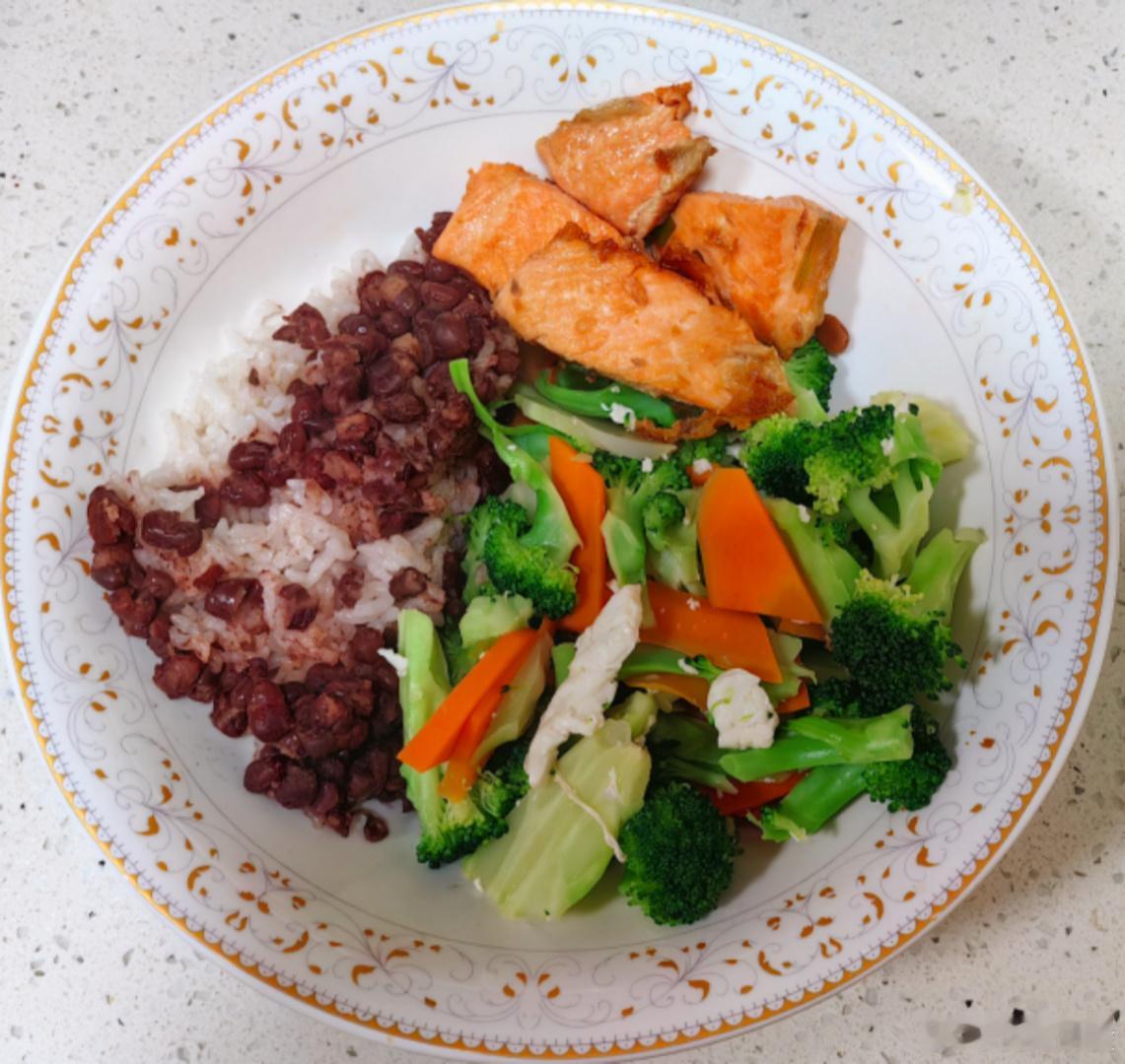 生活还是不太方便，好在买的鱼和肉等食材送过来了，厨具锅具也陆续收到，简单吃饭还是