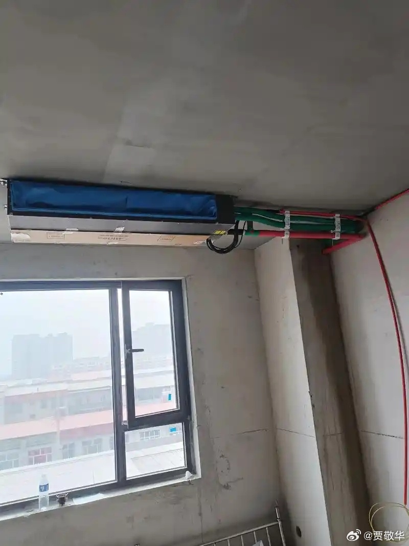 大聪明朋友装修房子为了省钱，买了一台2手的风管机放客厅，对朋友说这是中央空调。结