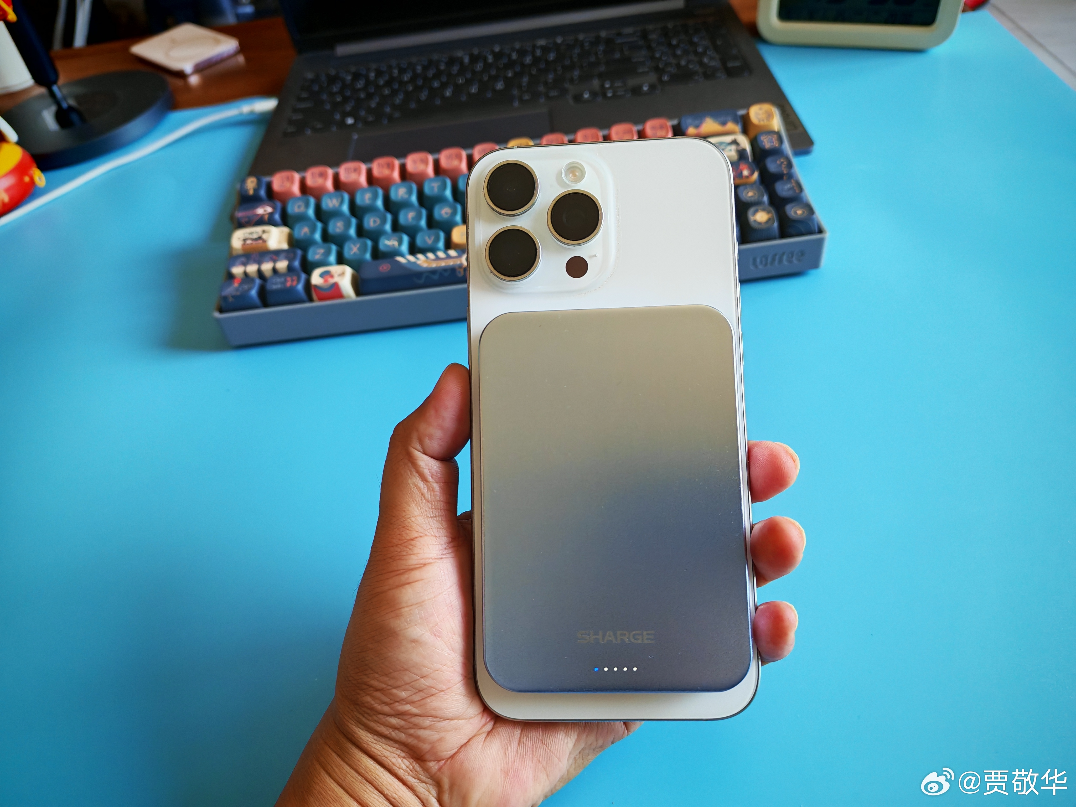 最近出差喜欢带上无线充电宝，非常轻薄，比iPhone16 Pro Max还要薄一