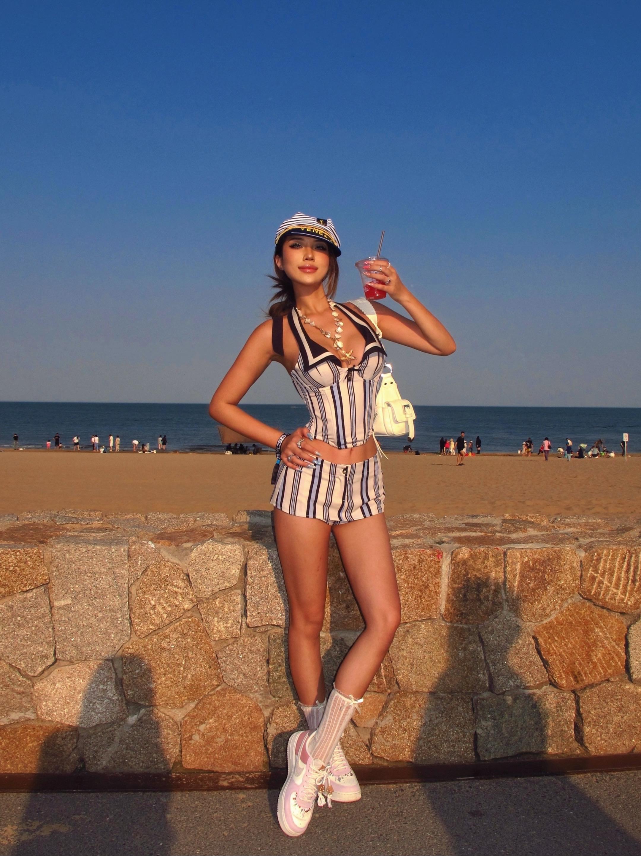Navycore⛴️⚓️来海边看音乐节啦。航海系穿搭真的很适合海边的音...