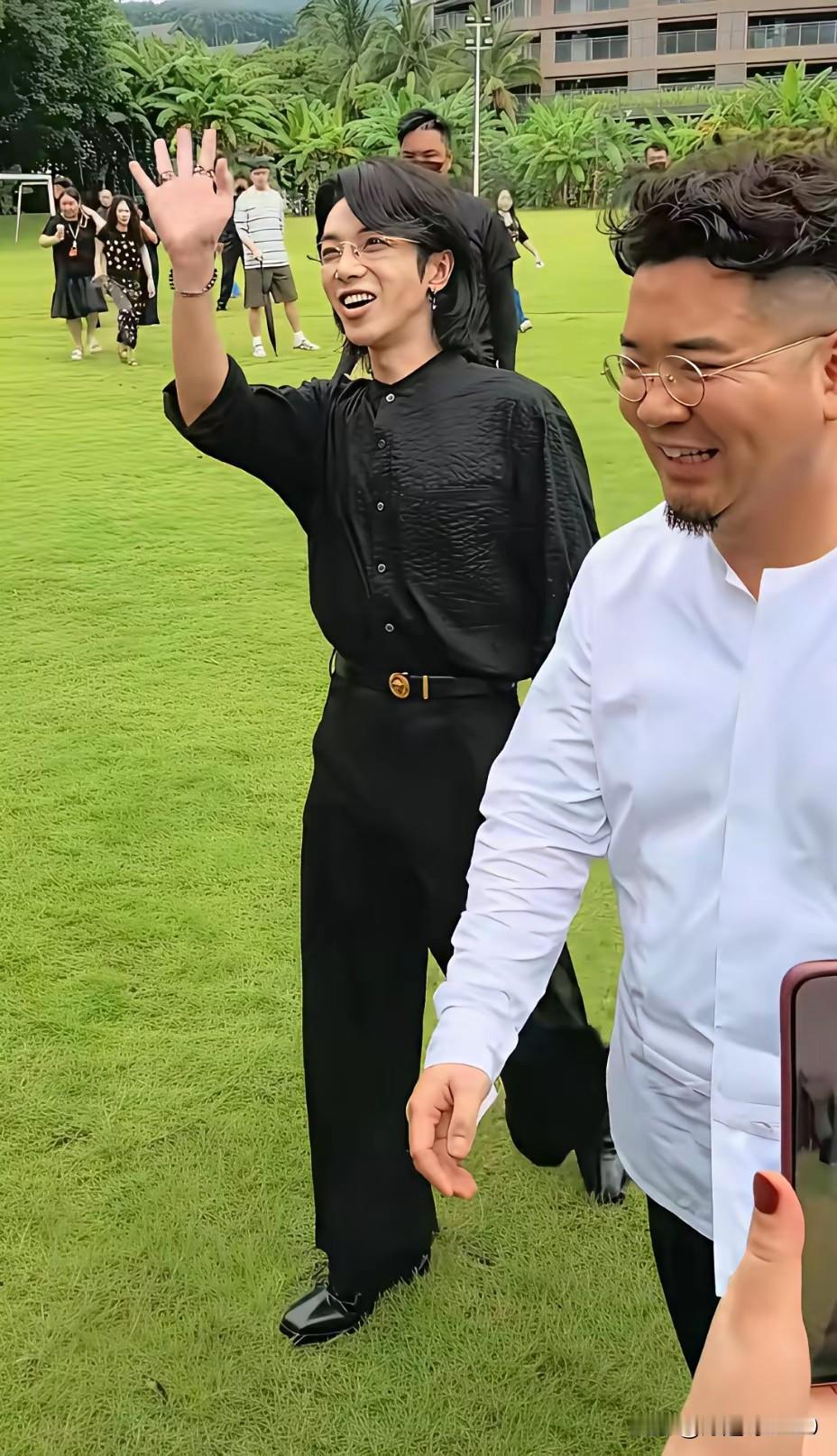 看到华晨宇穿“深色系”服饰参加活动，感觉看起来顺眼多了，他瘦削的身材穿女装有时候
