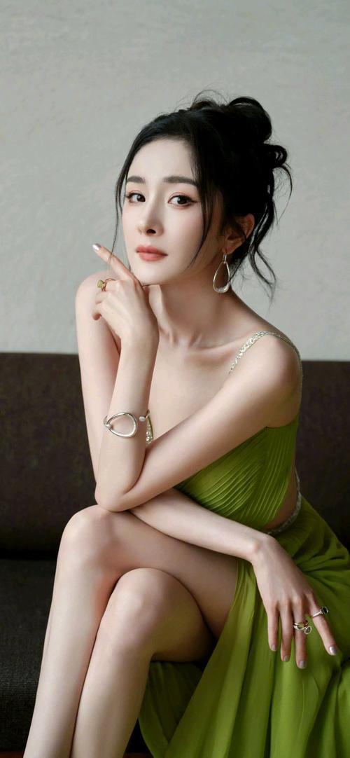 在近期的访谈节目里，杨幂首次坦诚自曝，上学时自己是实打实的学习“困难户”。杨幂生
