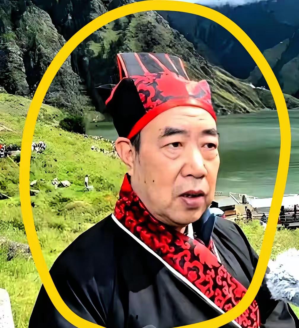半夜刷到这张图，直接给我笑精神了！
文学界泰斗贾平凹老师，估计做梦都没想到，自己