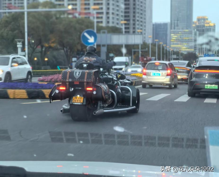 这是啥车头一次见？像汽车和摩托车的结合战舰。
有点拉风呀！豆包一查还要30万元，