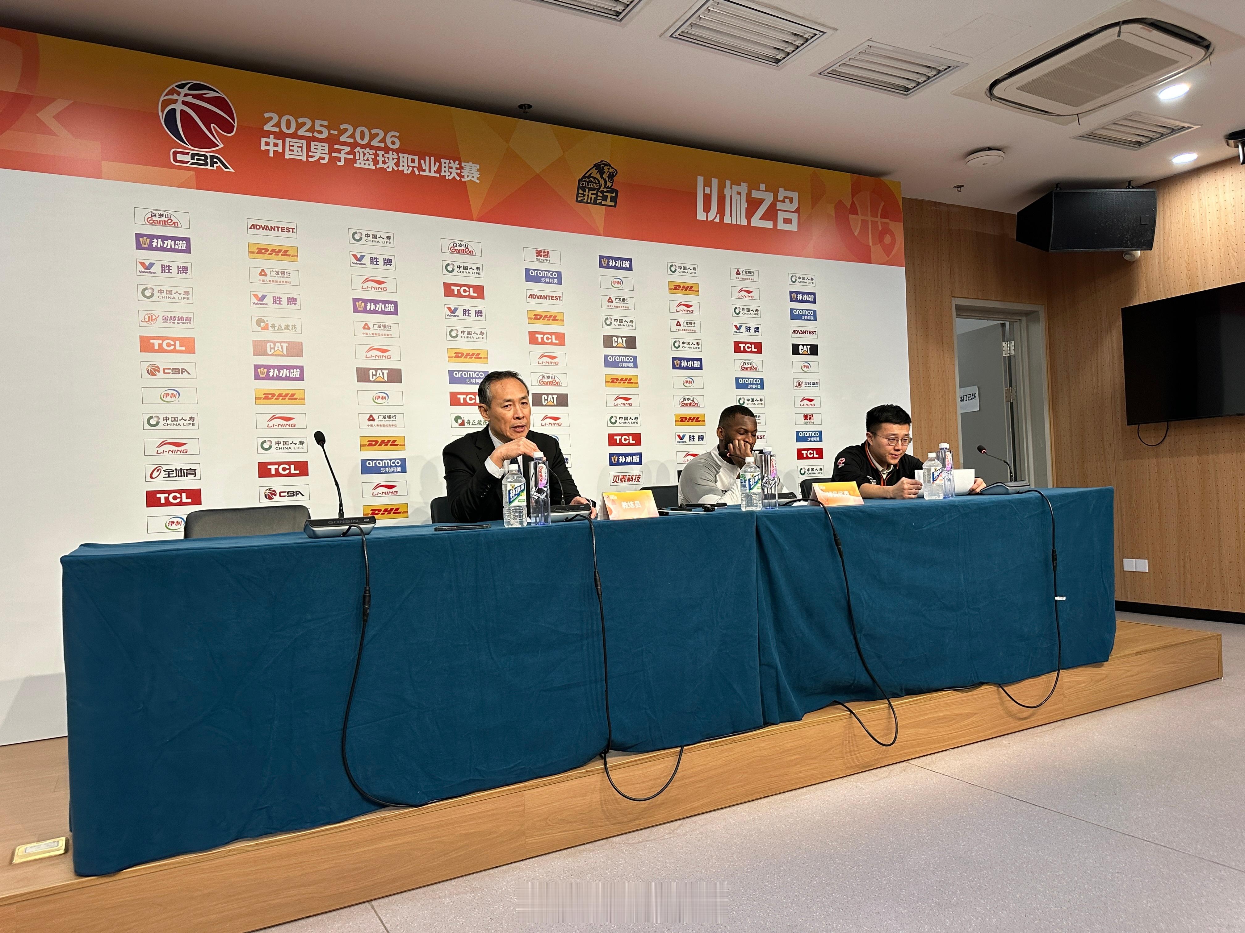 广厦男篮vs北京男篮 许导表示，赵睿受到一些伤病困扰，在训练中已经出现，所以长远