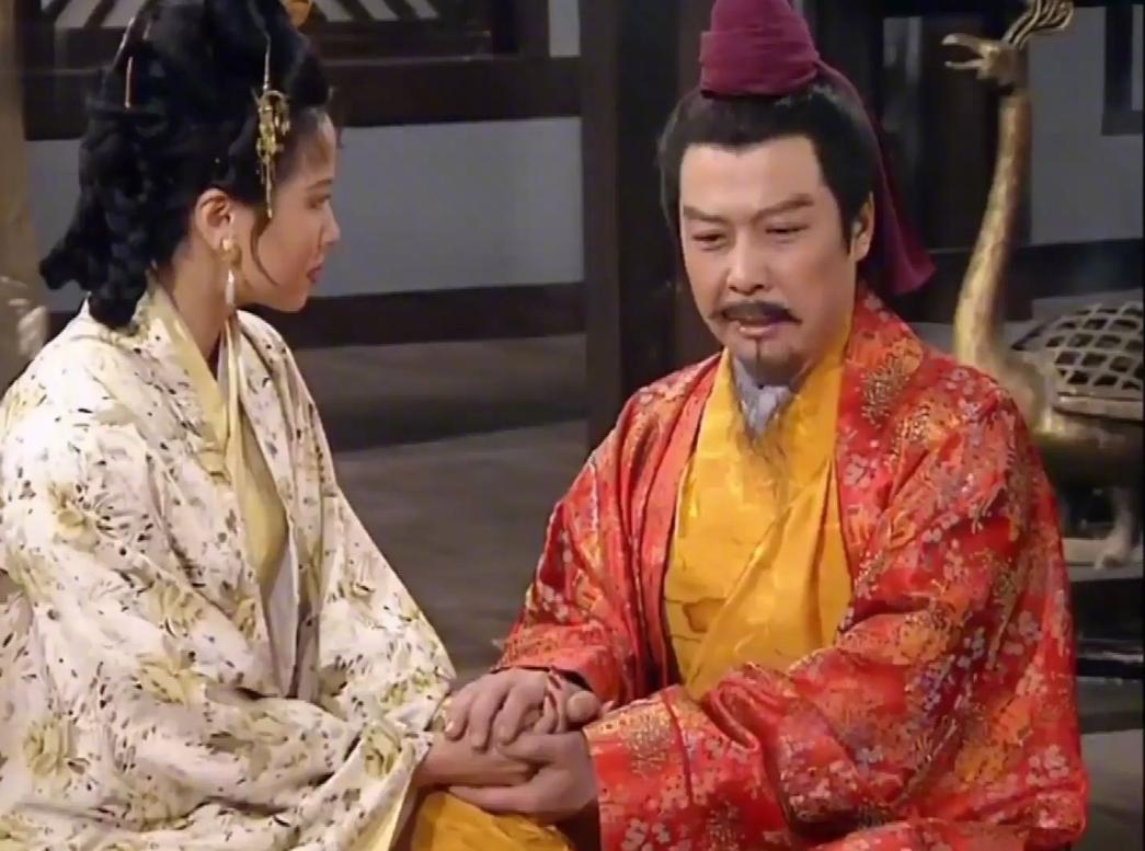 209年，49岁的刘备刚丧妻，就准备迎娶15岁的孙尚香。新婚夜，他醉醺醺地来到房