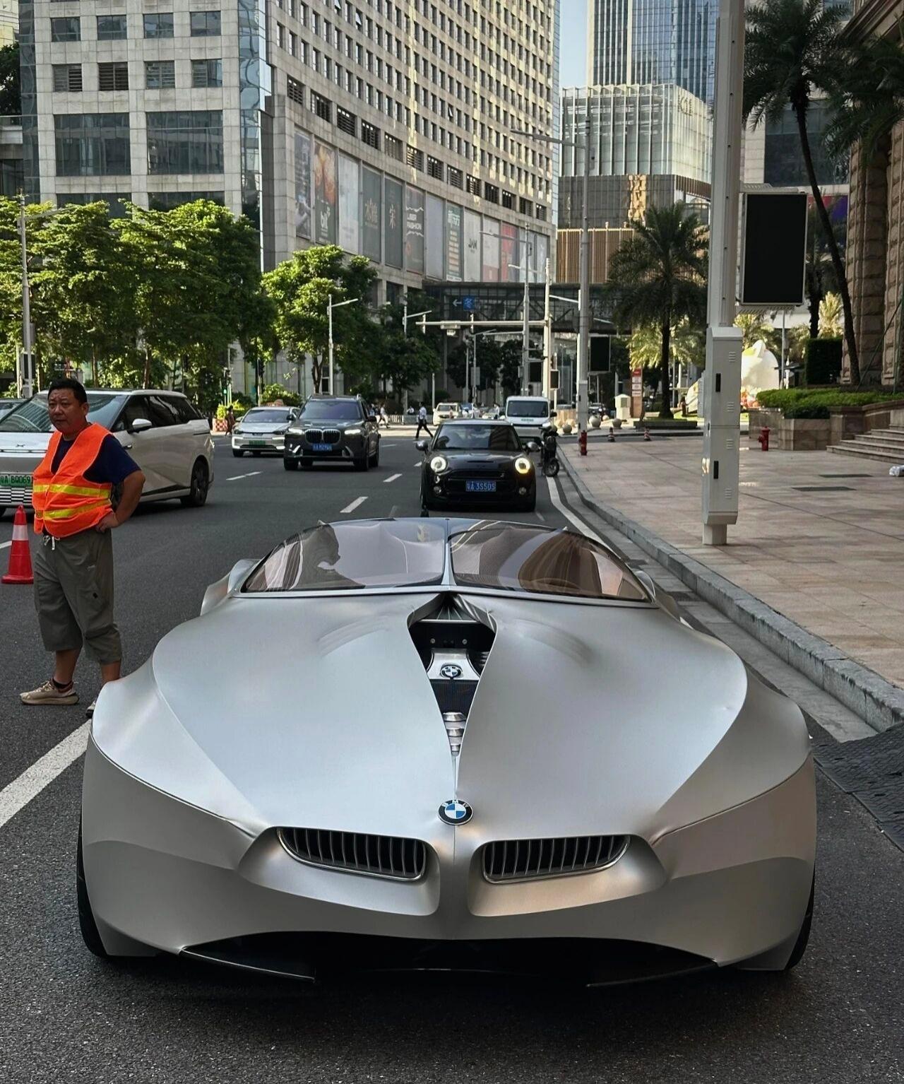 这是宝马概念车？BMW GINA概念车，十几年前一亮相就把汽车圈的想象力拉到顶峰
