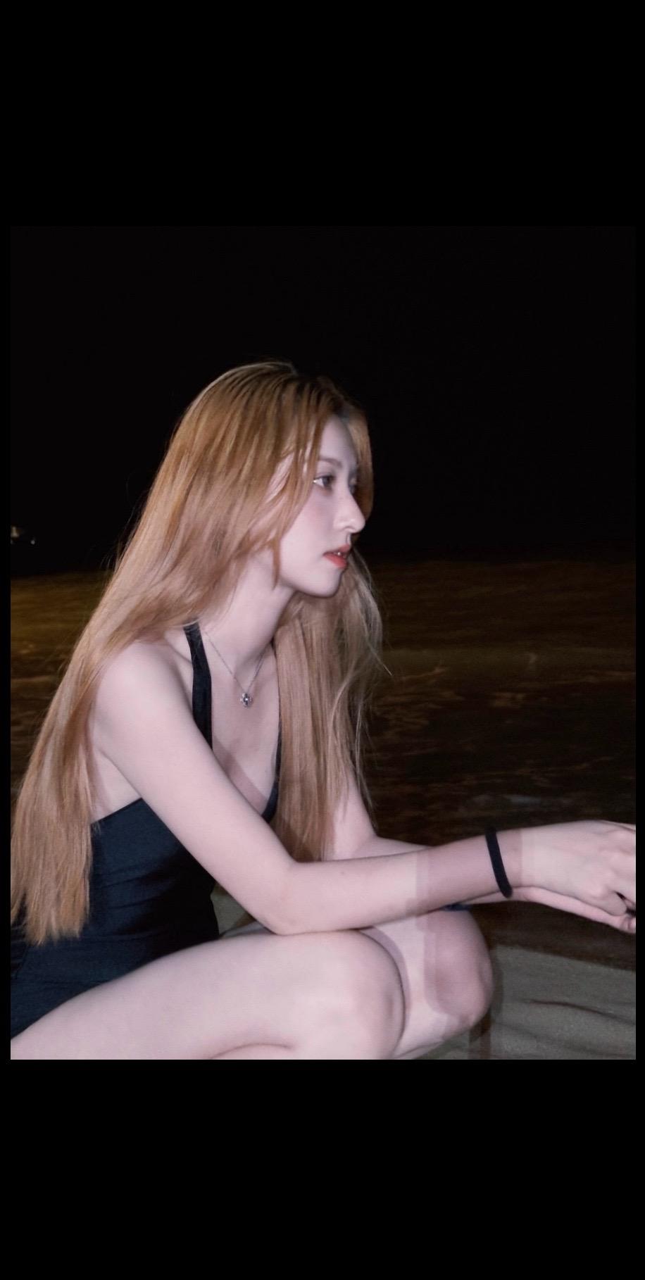 你是只海鸟，站在被海水缓缓侵蚀的狭地， 怡然自得，形单影只。