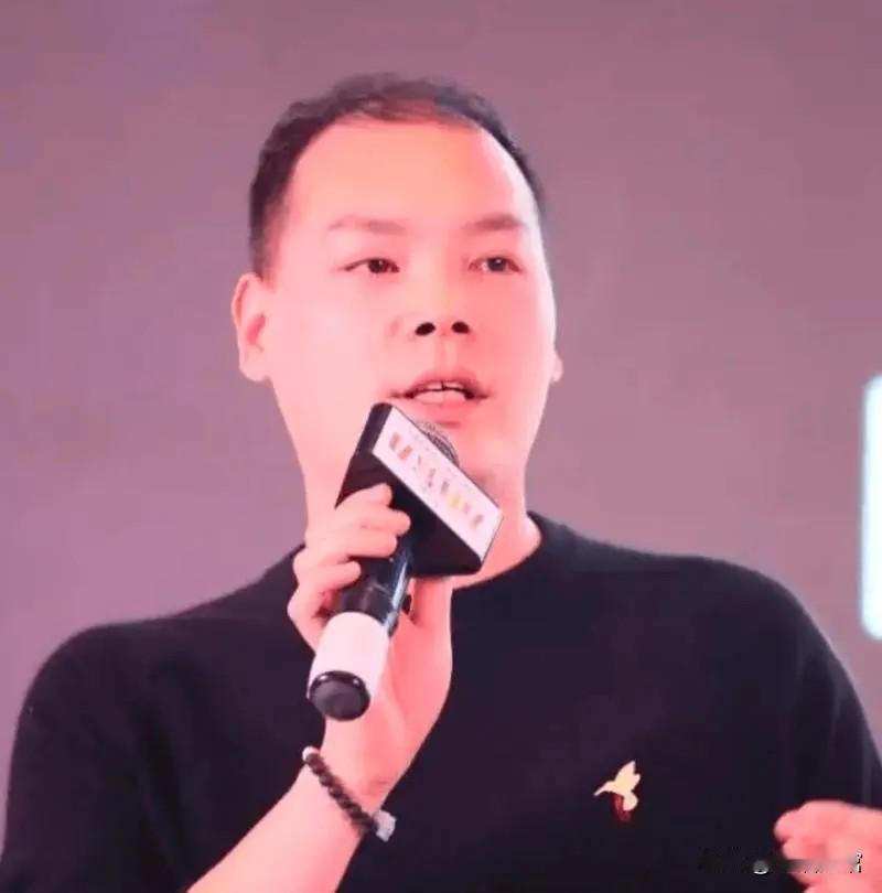 1999年，“蜜雪冰城”的创始人张红超去广告店做招牌，结果店员粗心，把“密”字写