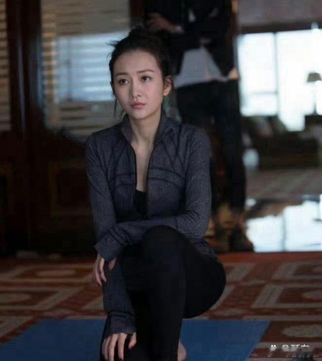 王鸥真的随便什么姿势，都藏不住绝佳的身材曲线，气质和体态都太绝了。 