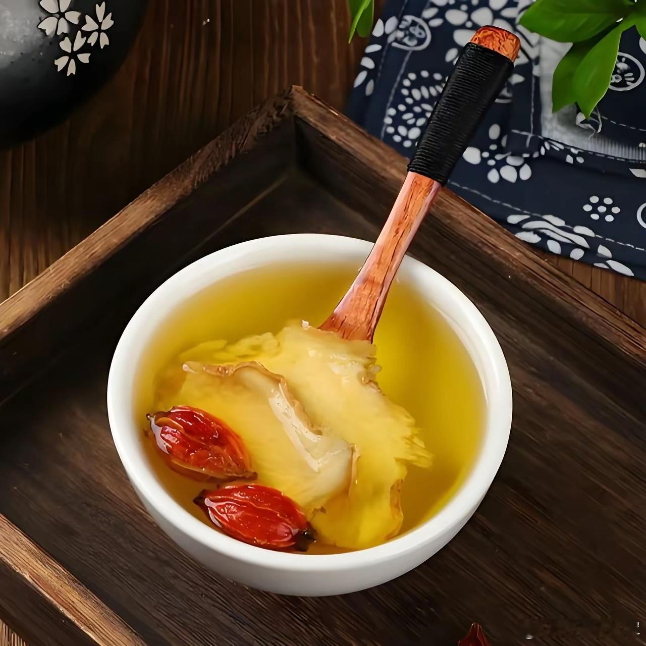 栀子干姜茶煮茶材料:栀子9克，干姜6克。煮茶方法:将栀子用布包住拍碎或者捣碎，和