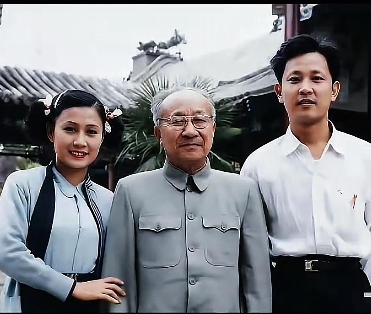 一个开国大将，居然享受元帅待遇，同时还拥有两位妻子，这个大将是谁？
