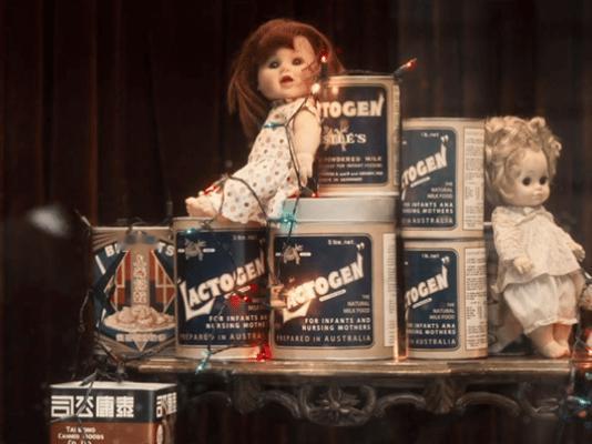 八千里路一门之隔两个世界🍠小小的红薯摊，成了孩子唯一的取暖处，对比租界的奢华，