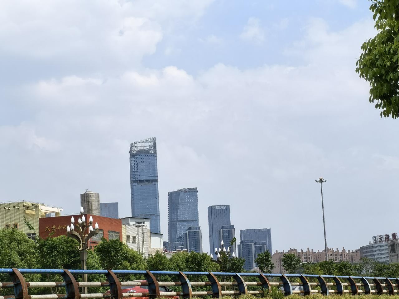 巫家坝是昆明近年重点打造的城市新中心，也是昆明的中央商务区，这四幢节节高的新建筑