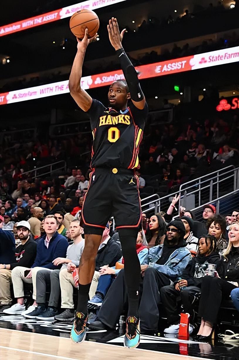 曝库明加将先签后换去湖人据NBA记者Evan Sidery消息，湖人、老鹰重启谈