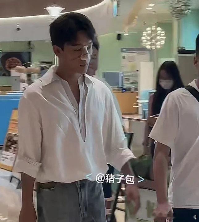 张晚意鼻子受伤近日，多张路透图中张晚意鼻部都佩戴了白色固定器，疑似拍戏期间受伤，