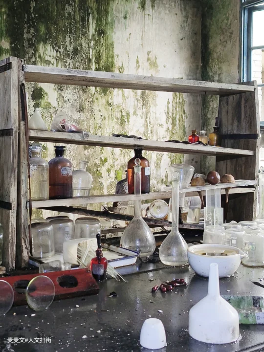 【合川】空无一人的化验室…只剩瓶瓶罐罐