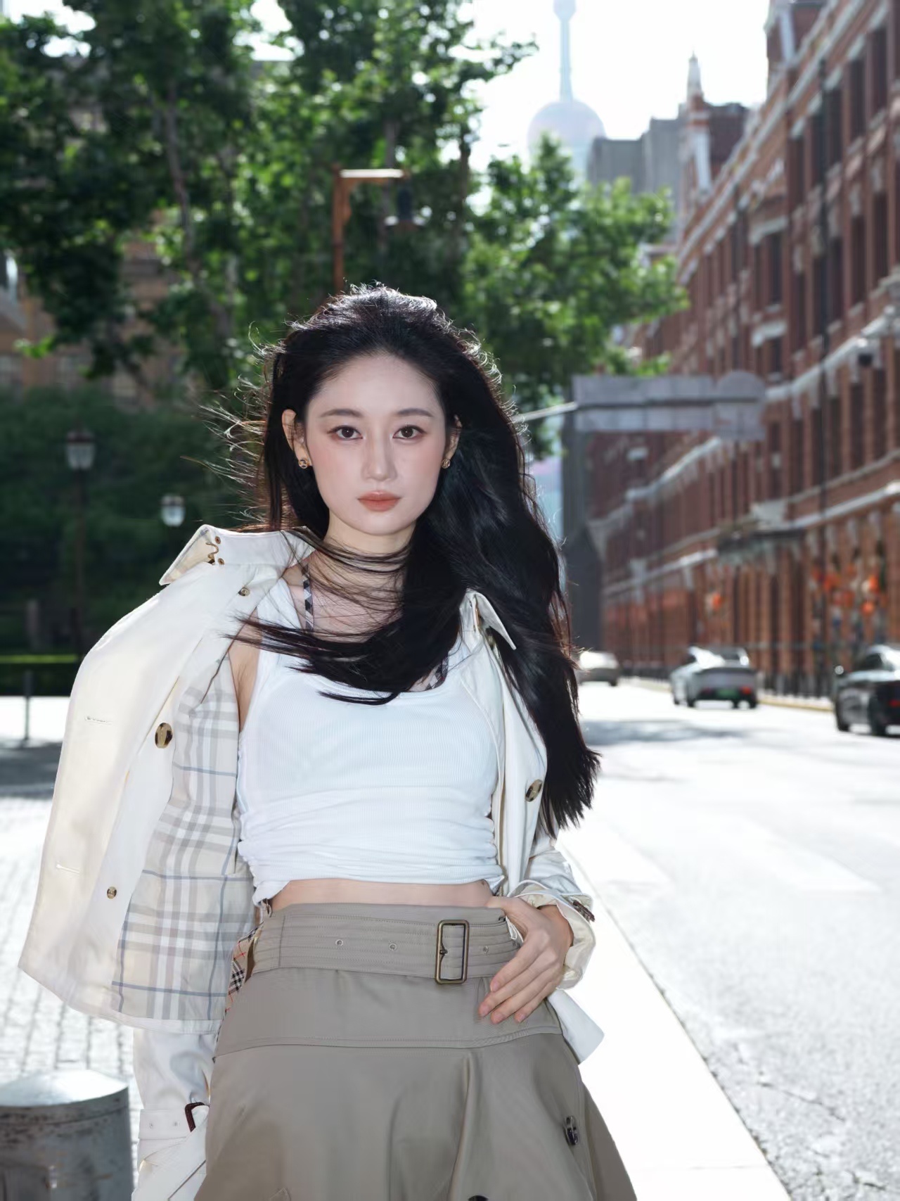 郭晓婷疑似对小牛犊爱而不得 又喜爱又胆怯，求合照全程状况不断，隔着距离呼唤小牛，