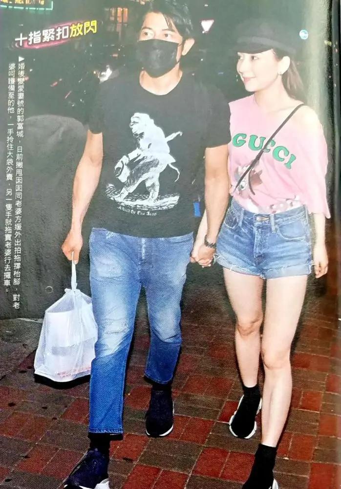 2018年，郭富城和老婆方媛一起出行，被港媒报道的画面。

当时，郭富城一手提着