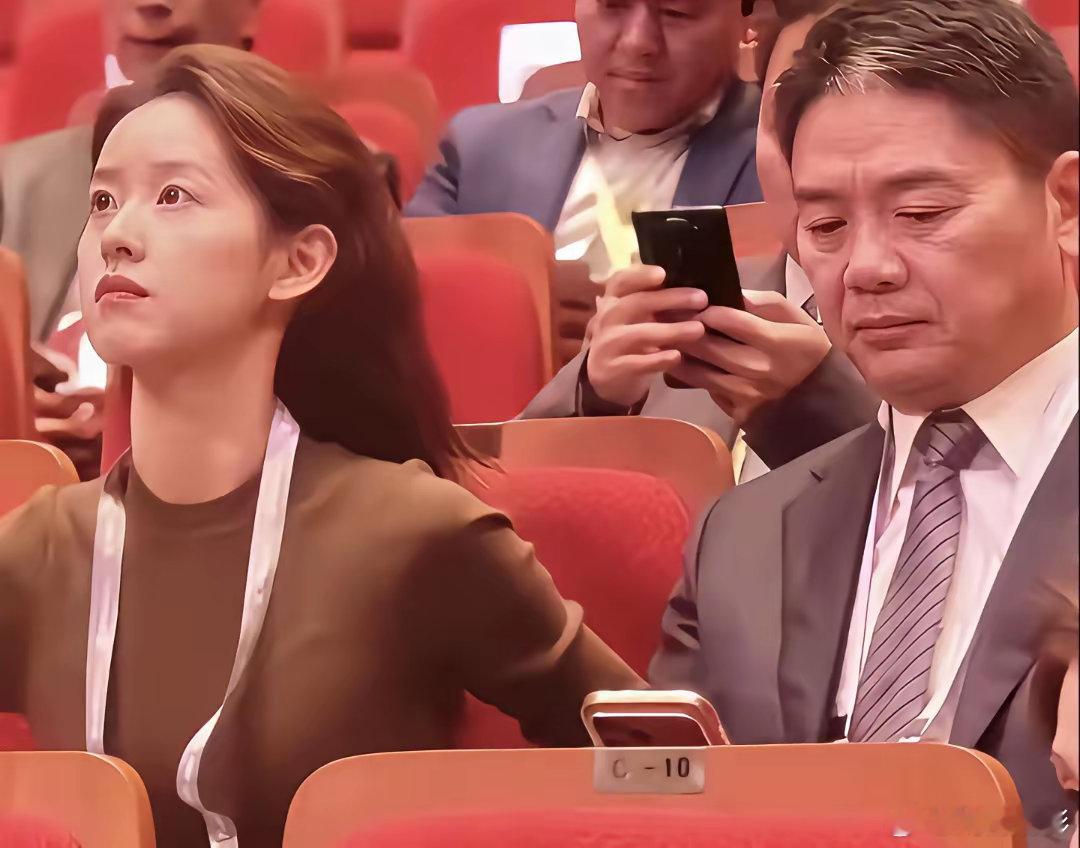 感觉章泽天的面相都变了！刘强东章泽天夫妇久违合体参会，一前一后全程面无表情，感觉