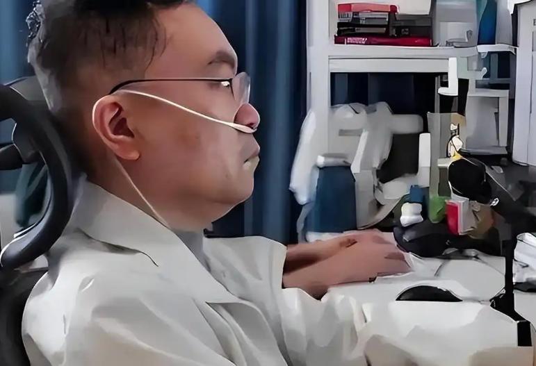 蔡磊近况曝光：四个人同时搀扶也无法迈步
 
据媒体报道，3月29日，知名渐冻症斗