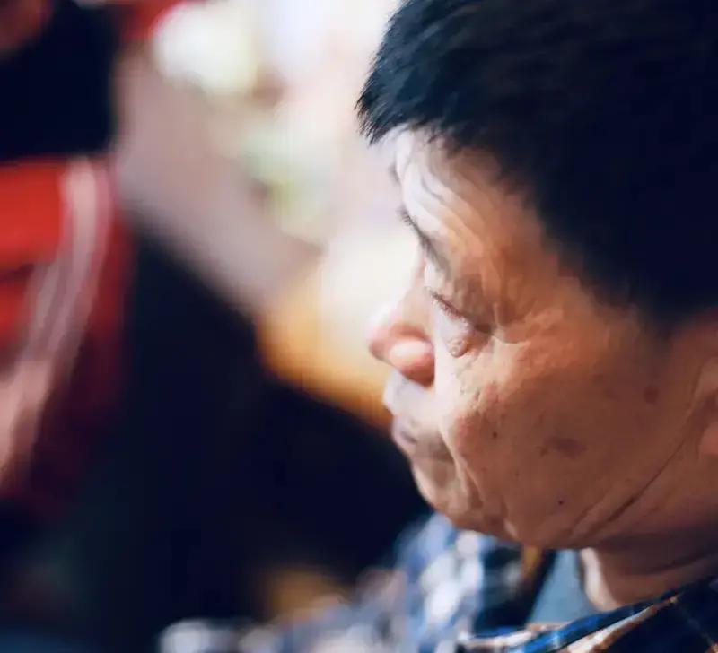 为了给大舅送终，我自掏腰包扔了两千块买祭品，连着熬了两个大通宵守灵。临走赶车前，