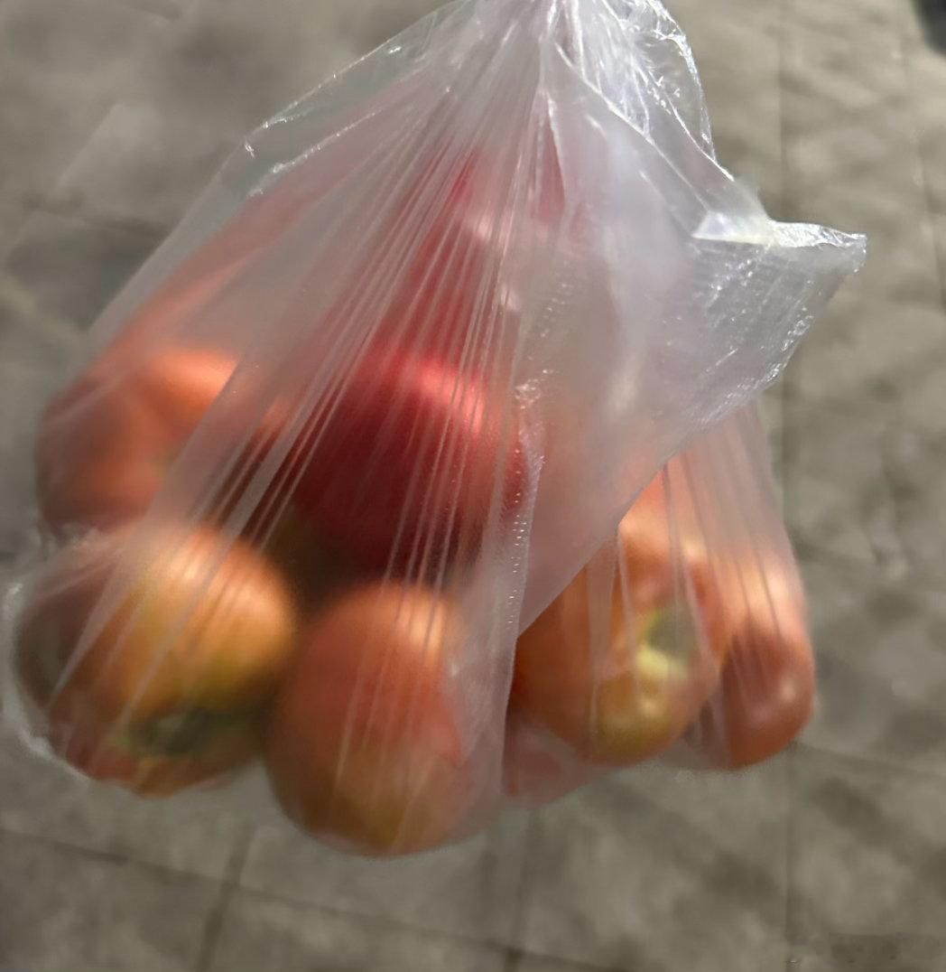 咦慢悠悠走在路上遇到卖西红柿的看到好多人在买想说我也买点吧这么一袋才3元子Hhh