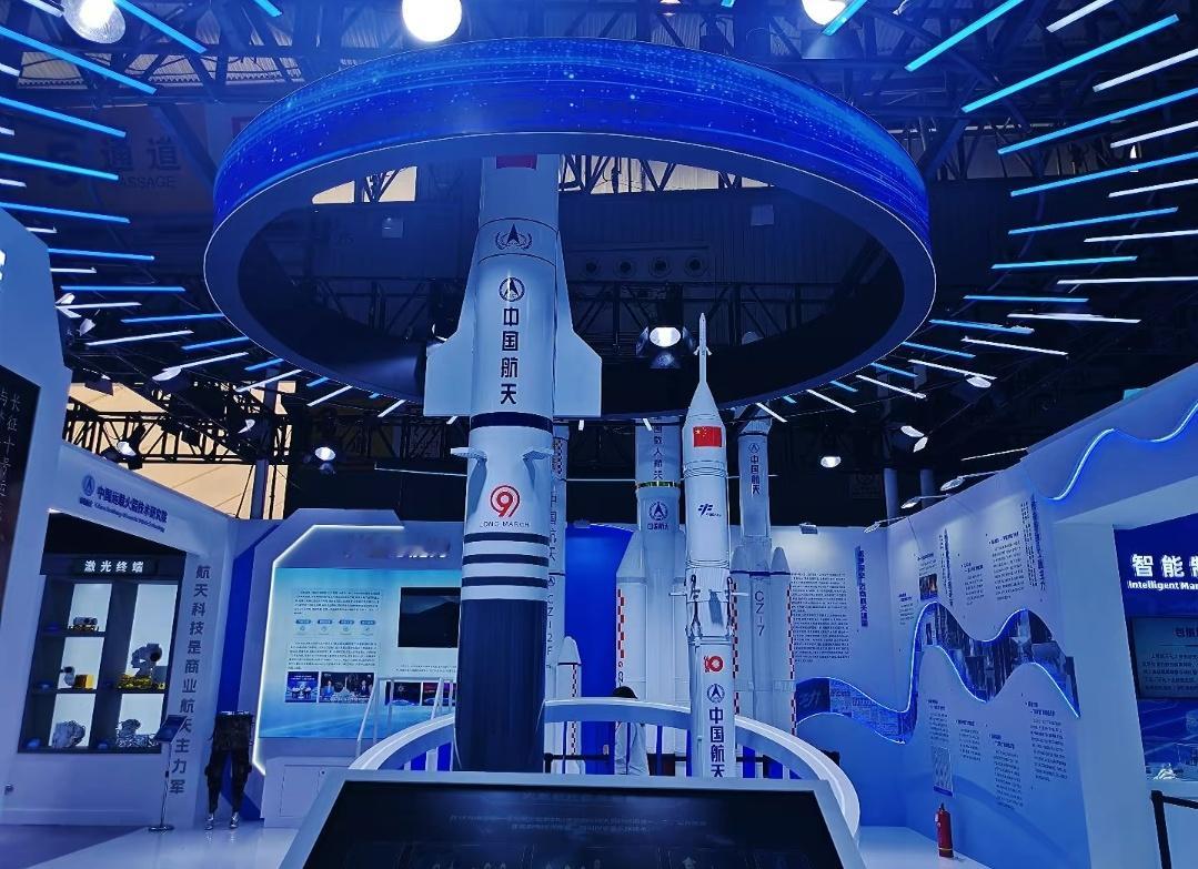 航天日会场上的长征九号和长征十号甲模型 