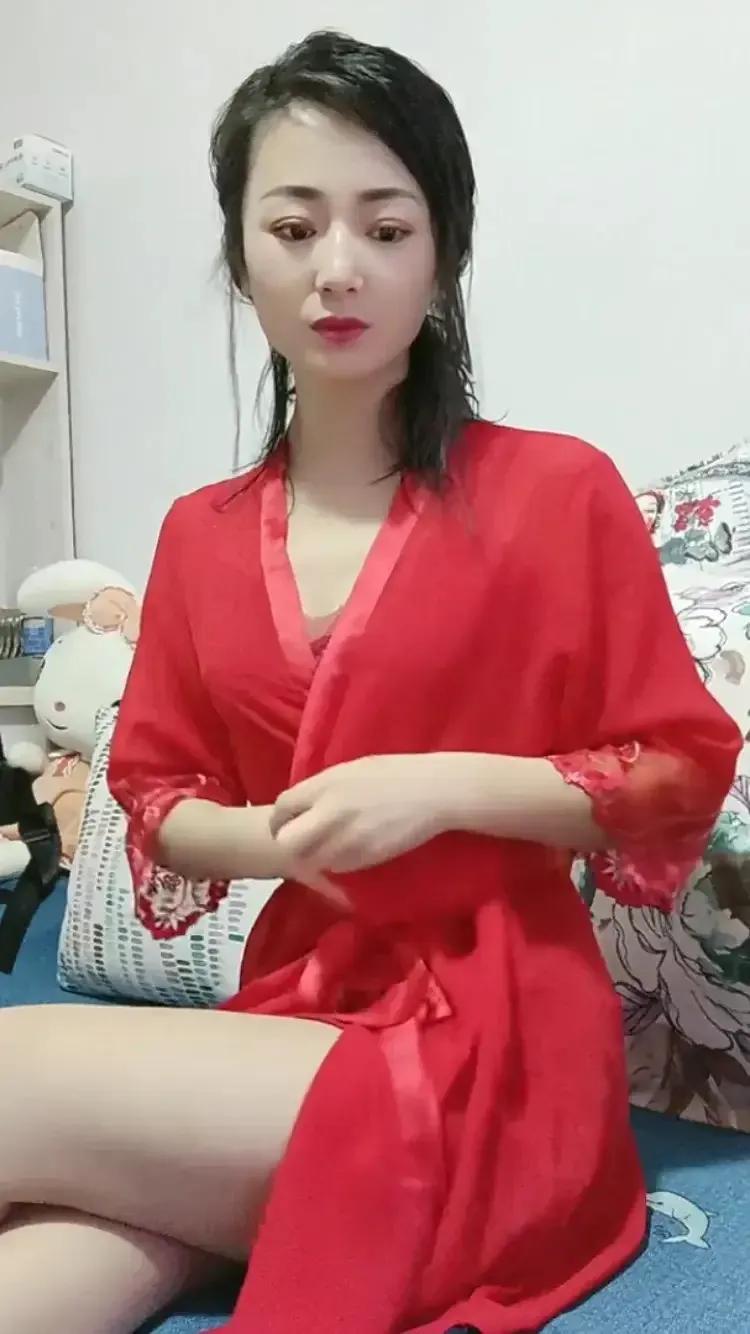 美女总监，我们人力总监的一天，晚上加班到深夜，周日做瑜伽，瑜伽裤，紧身牛仔裤，回