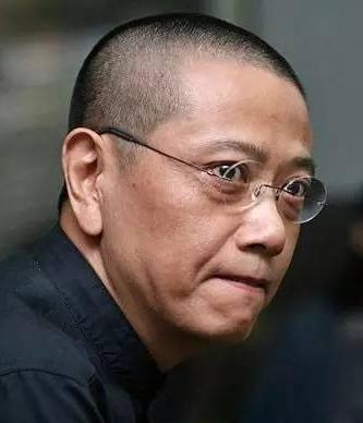 画家陈丹青说，我不喜欢上班，我只喜欢工作，上班受人管，工作时间固定，刮风下雨都要