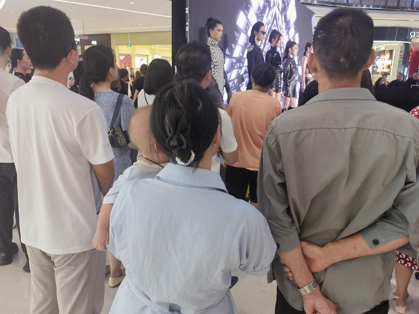 #杭州的毕业典礼好city#身为二胎宝妈，但这位女子仍未放弃对事业的追求，她的成