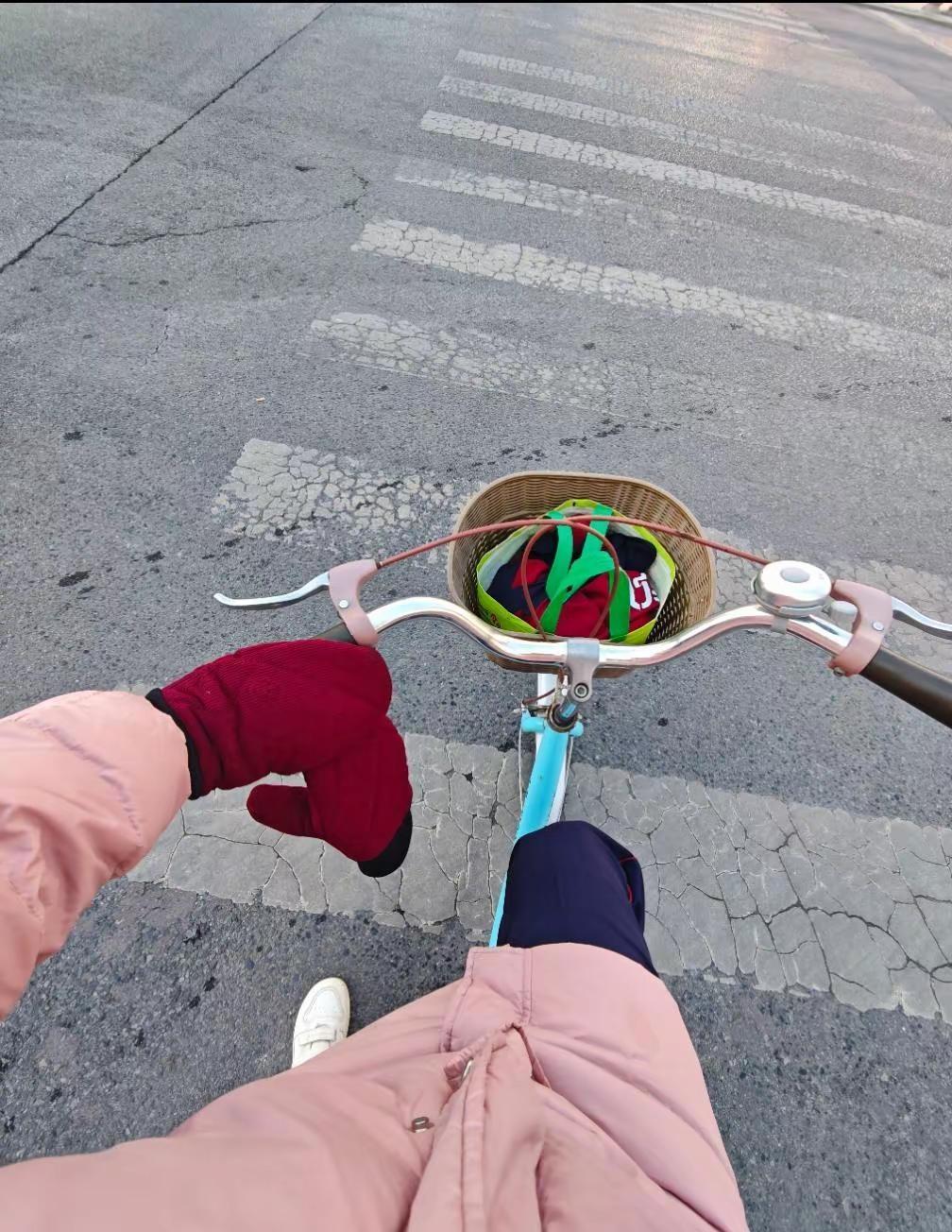 "小小的圈子，淡淡的生活，年纪到了已经没兴趣争辩什么。现在的态度，更多的是想躲，