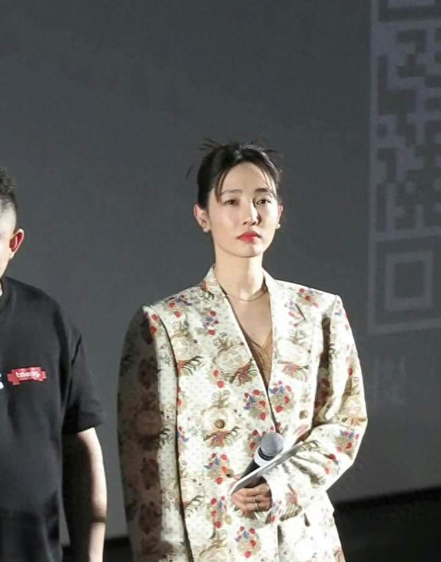 白百何复工造型太绝，四套松弛穿搭上班照穿也洋气