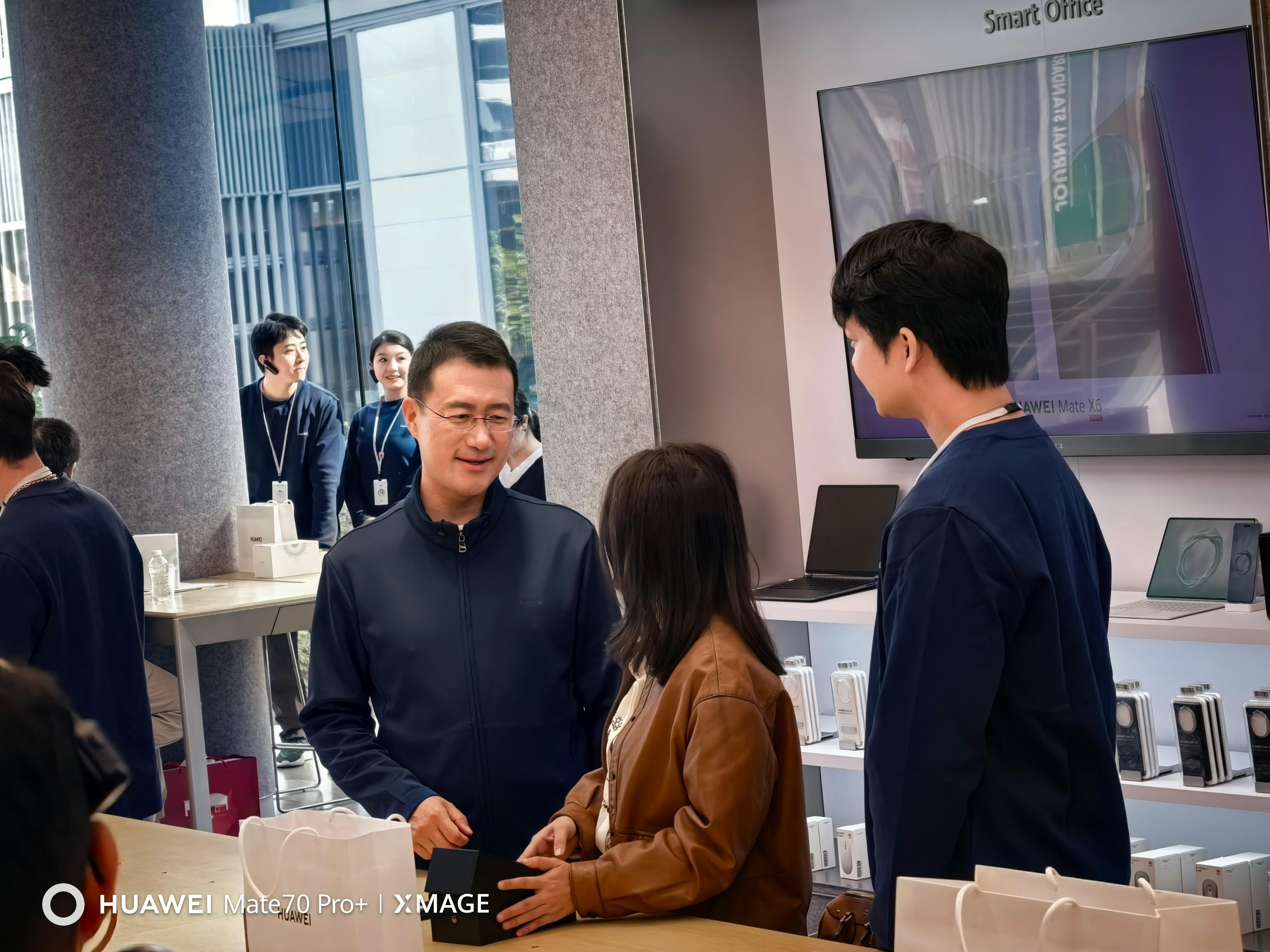 华为何刚现场展示Mate70强得飞起  是的，我就在现场！我也给何总展示了 Ma