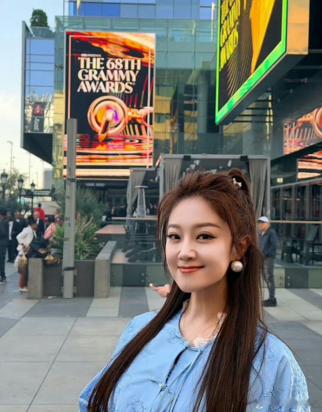 王小玮去完格莱美去戛纳这还是我认识的王小玮吗，完全是国际范了，去完格莱美去戛纳，