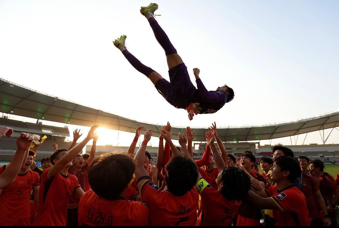 李昊社媒发文：今天的胜利是团队努力的成果，计划有变继续向前北京时间1月17日U2