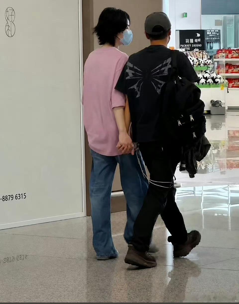 谢霆锋王菲情侣手镯本就是情侣，戴同款好正常
