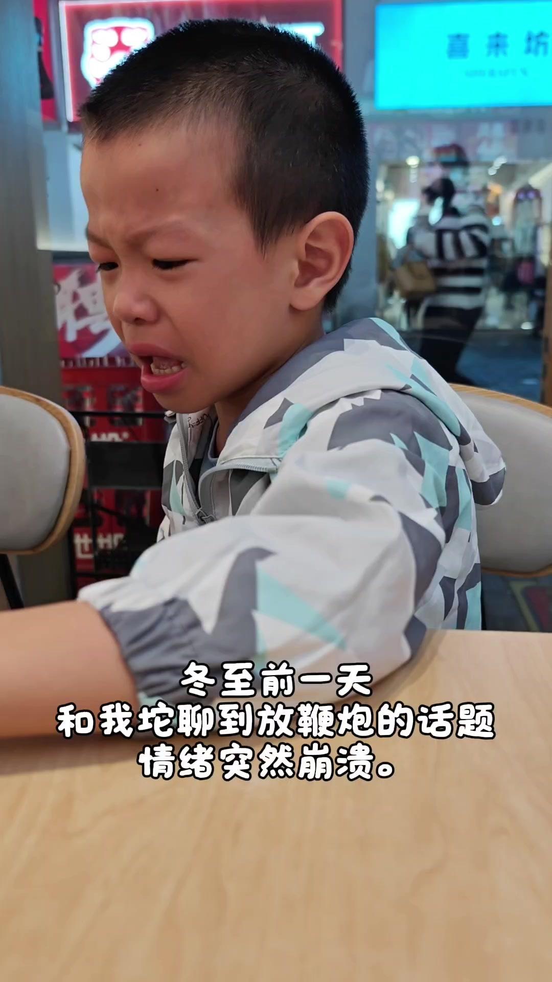 1️⃣如何引导自闭娃情绪问题？回应安抚是关键。当孩子因鞭炮声害怕崩溃时，爸爸及时