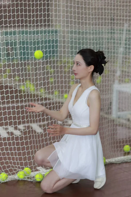 她在网球场上的每一分都动人