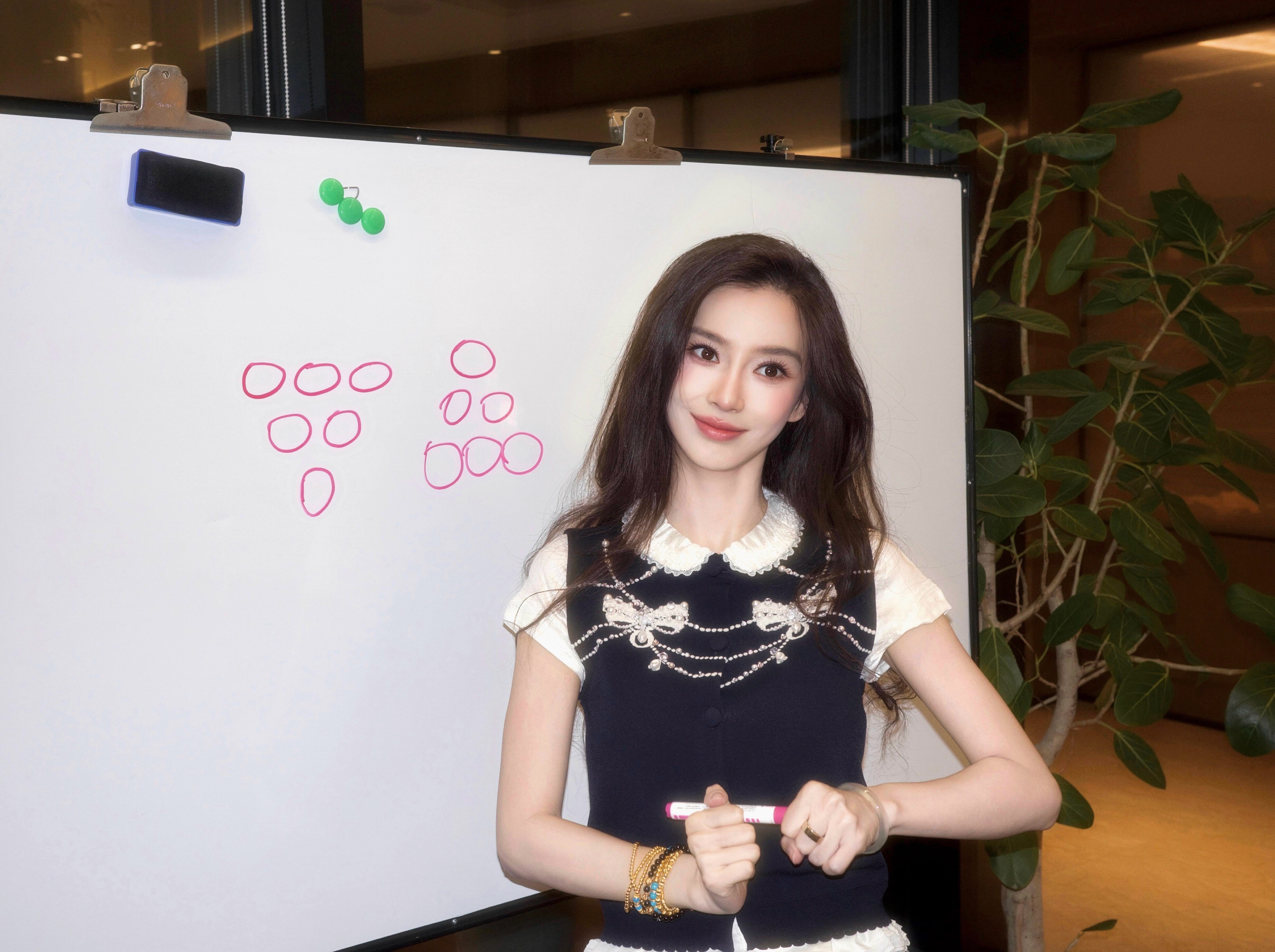 漂亮学姐给大家出题啦✏️来自鲨川川分享Angelababy带小海绵玩真人CS