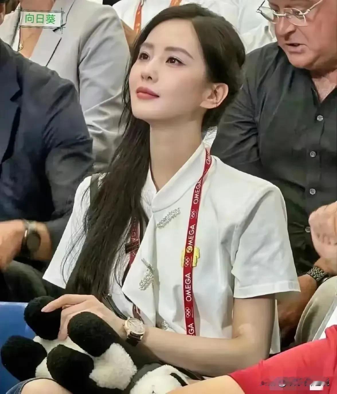 有人说照片中这两个女人，是娱乐圈比较傻，比较天真的女人，从某种意义上说是有一定道