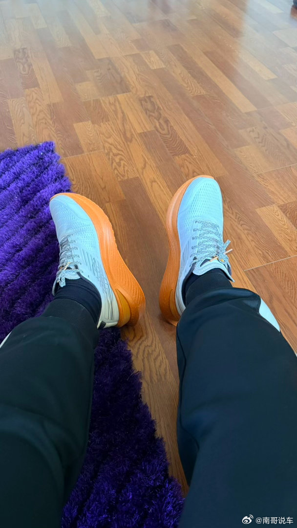 翻出来我四年前买的索康尼啡迅 3 跑鞋刚跑了一会这鞋可以 确实一分钱一分货比鸿星