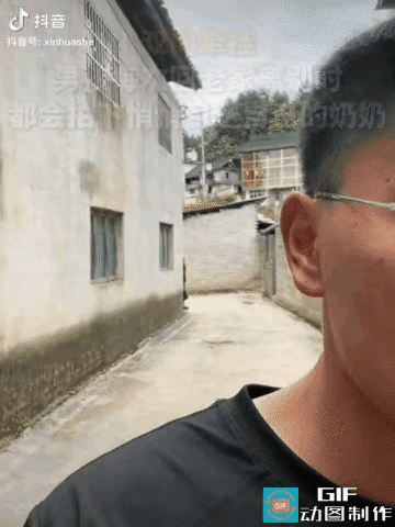 “上新华社了！”贵州一名男子每次回去看望奶奶，离家时走在巷子里，奶奶总会在转角处