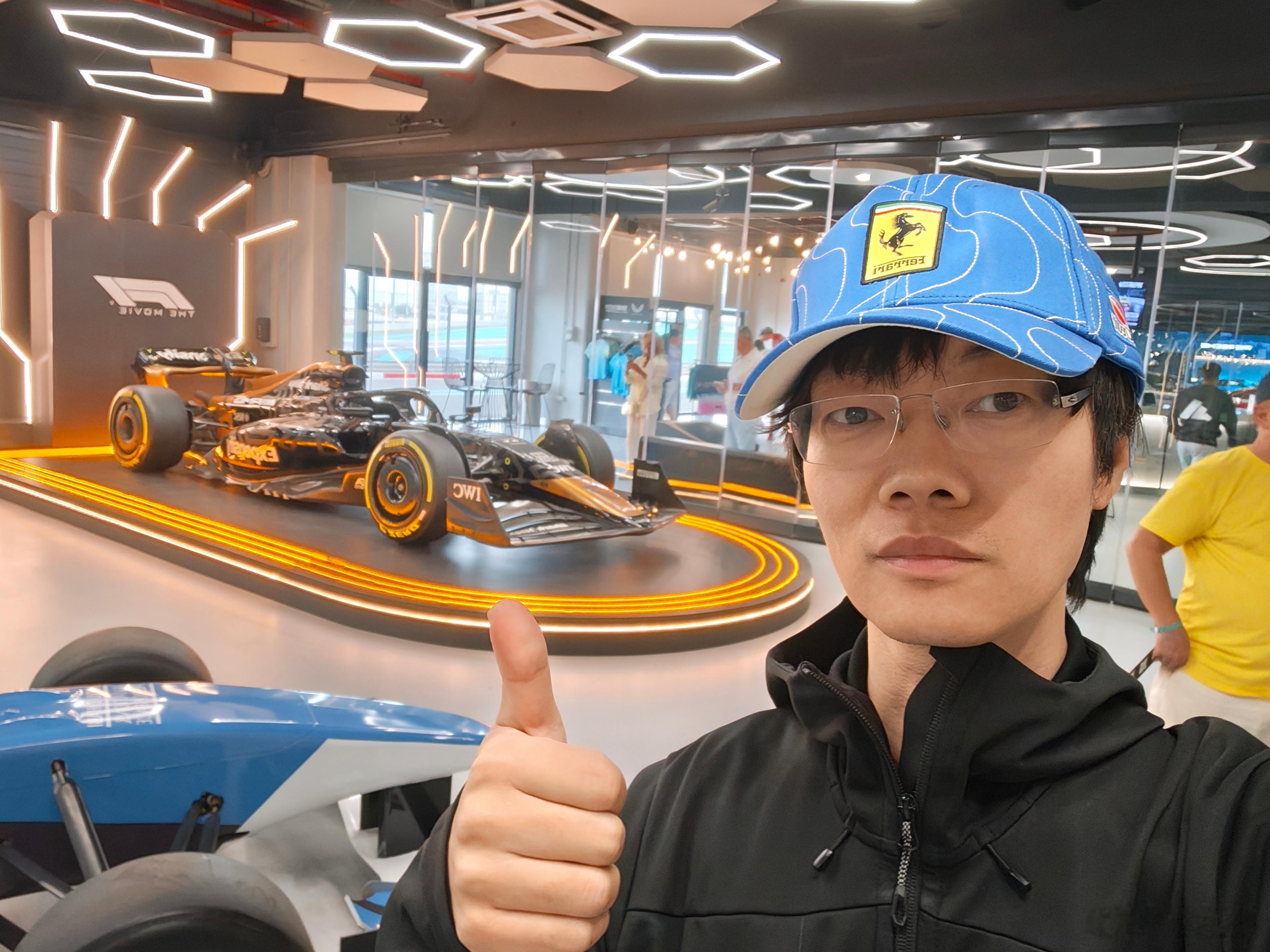 转机回国，有个小空档必须来机场旁边的亚斯码头赛道，F1收官站赛道，赛道旁居然有个