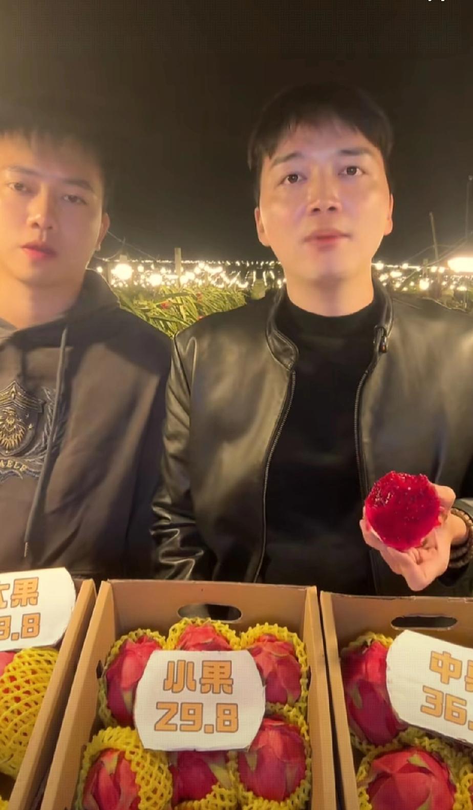 邓博以前很内敛，认亲回来后变得自信和张扬了，和妈妈一起拍视频总是那么随意，接地气